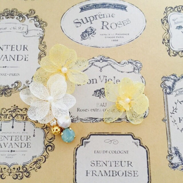 繡球花和施華洛世奇耳袖和耳環或穿孔2件套黃色×白色 第2張的照片