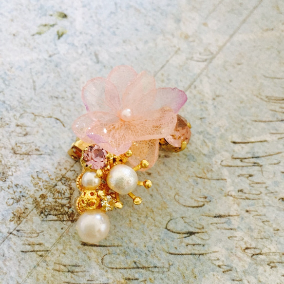 繡球花與施華洛世奇水晶的耳骨夾 粉紅 第3張的照片