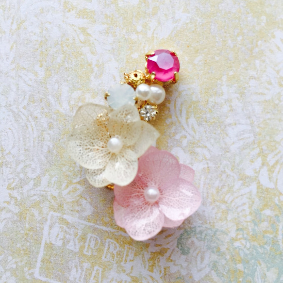 小繡球花耳骨夾＆耳夾式耳環or耳針耳環2個組 粉紅×白 第3張的照片