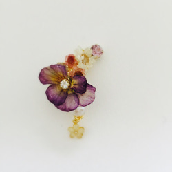 ビオラの押し花イヤーカフ 小さなお花チャーム付き 2枚目の画像