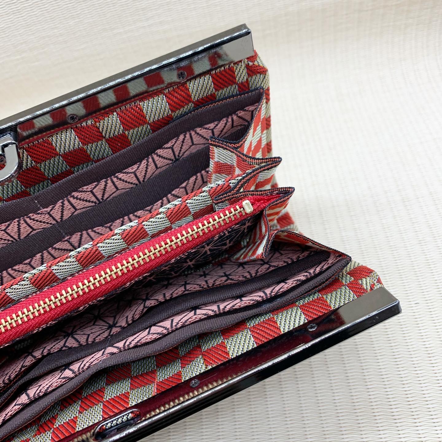 艶やかな黒髪に麻の葉の着物をまとう…麻の葉＆赤市松 和風 畳がま口長財布 財布