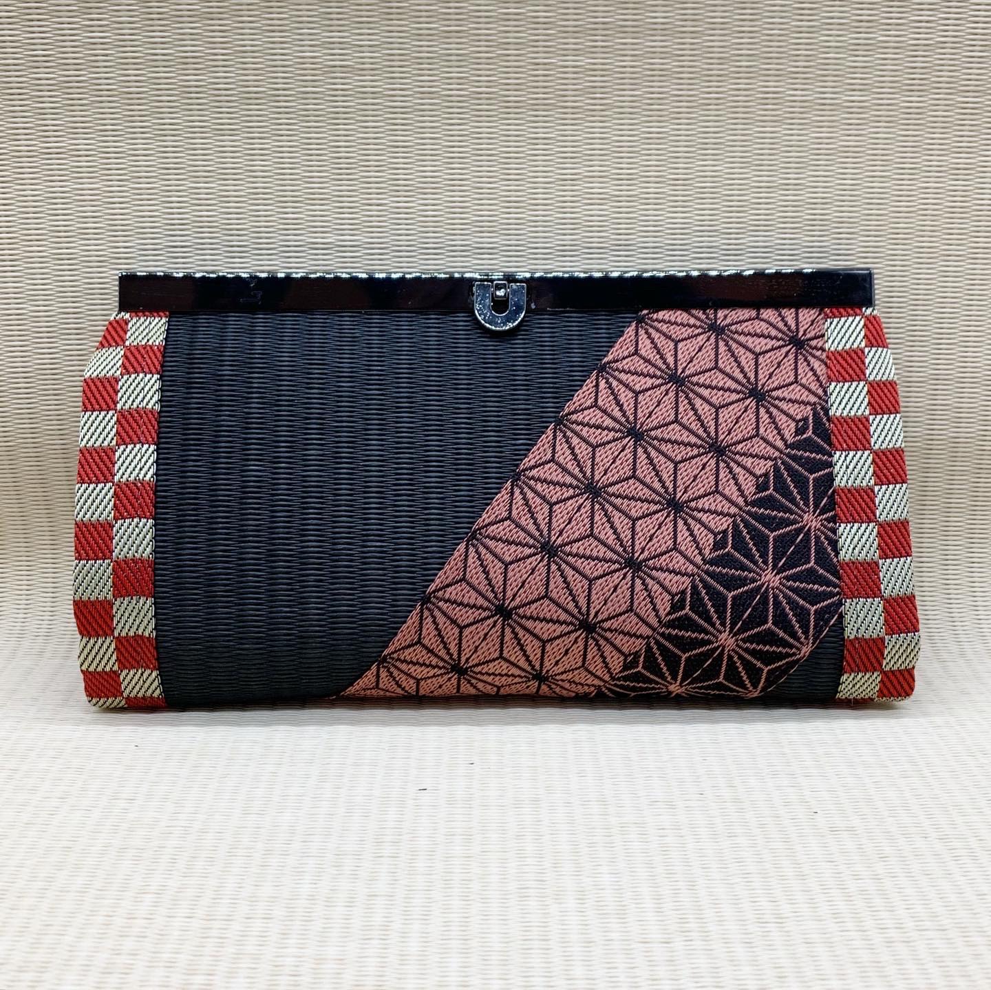 艶やかな黒髪に麻の葉の着物をまとう…麻の葉＆赤市松 和風 畳がま口長財布 財布
