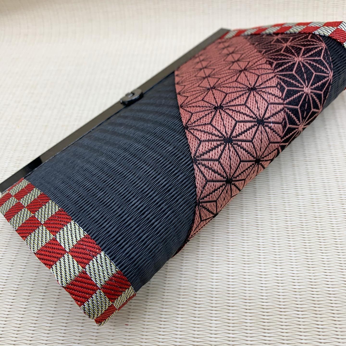 艶やかな黒髪に麻の葉の着物をまとう…麻の葉＆赤市松 和風 畳がま口長財布 財布