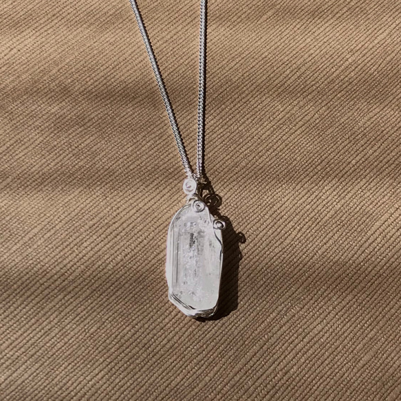 【silver925】ダンビュライト原石のワイヤーラップペンダントトップ 3枚目の画像