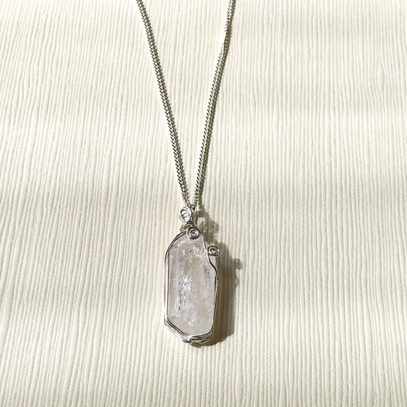 【silver925】ダンビュライト原石のワイヤーラップペンダントトップ 5枚目の画像