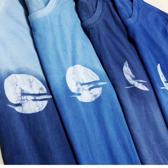 藍染め 月 ろうけつ染め 4タイプ Tシャツ shibori tee 6枚目の画像