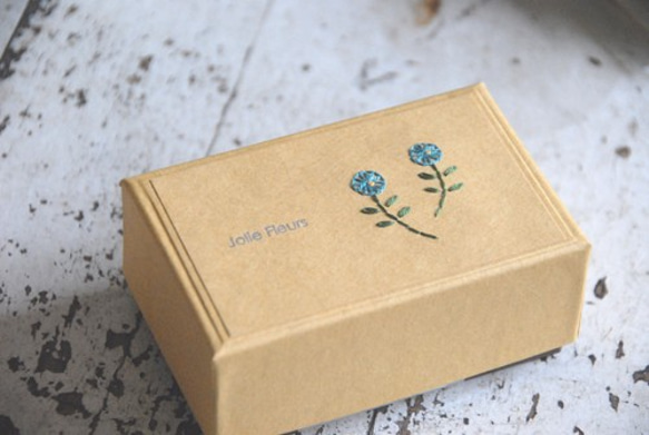 ミニフラワー　刺繍入り　紙箱イエロー　ケース　名刺サイズ　BOX　メモ　ハンドメイド 1枚目の画像