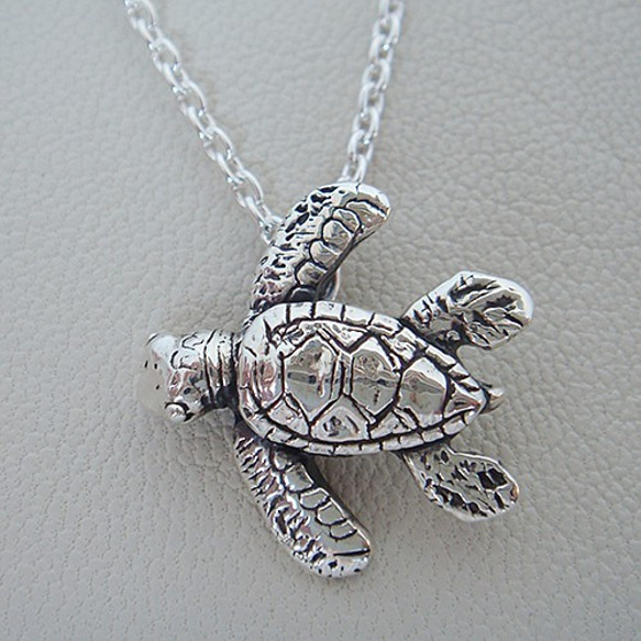 海ガメの赤ちゃんペンダント シルバーアクセサリー かめ カメ 動物