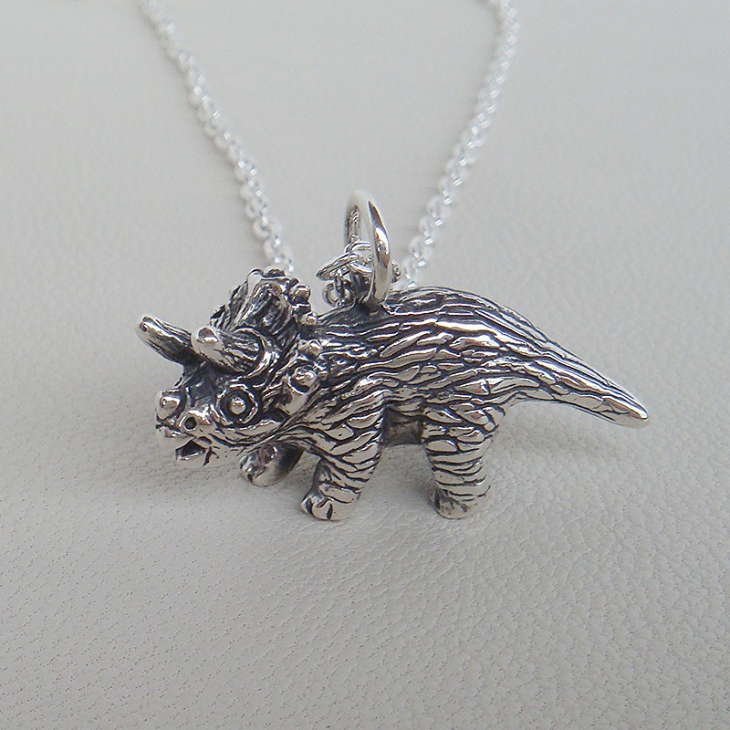 トリケラトプスペンダント　シルバーアクセサリー　とりけらとぷす　恐竜　動物モチーフ　ギフト対応　ＳＶ925