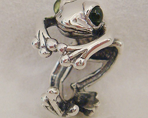 シルバーアクセサリー　カエルモチーフ　蛙　リング　ピアス　トップ　4点セット カエル（かえる）リング シルバーアクセサリー×ペリドット