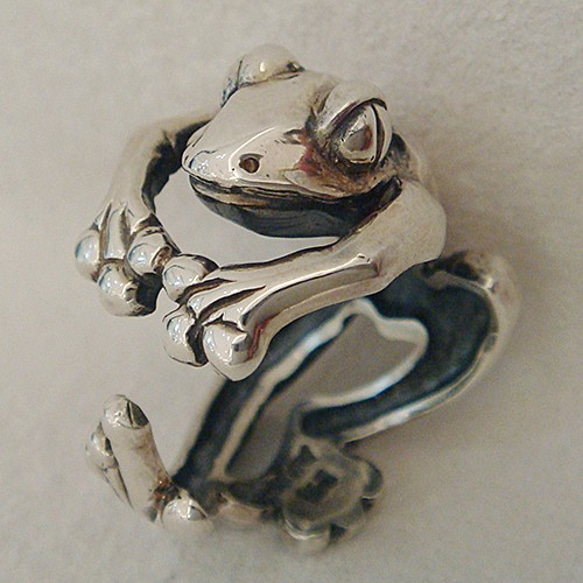 蛙(カエル)リング　大　シルバーアクセサリー　かえる　カエル　動物　アニマルモチーフ　ＳＶ９２５　ギフト対応 1枚目の画像