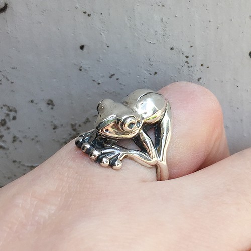 お座り蛙リング シルバーアクセサリー かえる カエル 動物 お座り蛙リング シルバーアクセサリー かえる カエル 動物