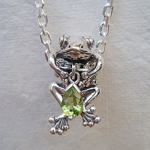蛙ペンダント’零八+ペリドット　シルバーアクセサリー×ペリドット（天然石）-送料無料　かえる　カエル　動物　アニマル