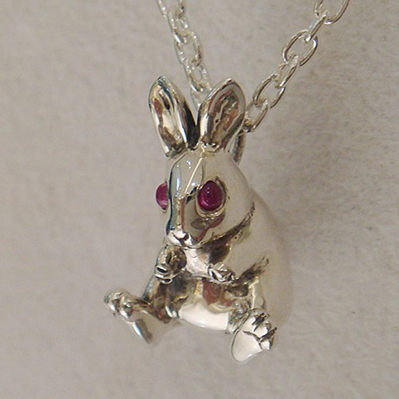 雪うさぎペンダント【卯】 シルバーアクセサリー×ルビー（天然石）動物 