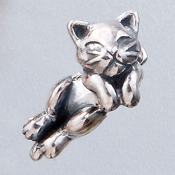 仔猫（ネコ）ピアス　シルバーアクセサリー　ねこ　ネコ　動物　アニマル　SV925　ギフト対応　キャッチタイプ 2枚目の画像