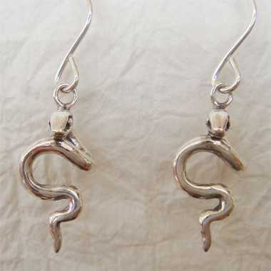 ヘビピアス【巳】　シルバーアクセサリー　へび　蛇　干支　十二支　動物　アニマル　ギフト対応　sv925 　揺れるピアスピアス（フック・チェーン）