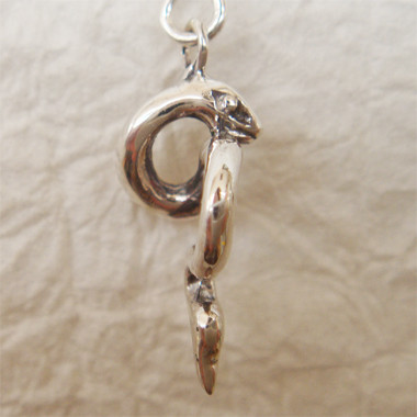 ヘビピアス【巳】　シルバーアクセサリー　へび　蛇　干支　十二支　動物　アニマル　ギフト対応　sv925 　揺れるピアス