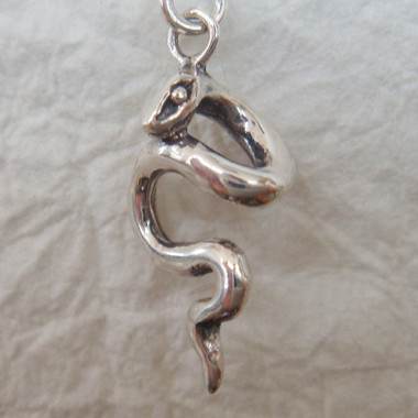 ヘビピアス【巳】　シルバーアクセサリー　へび　蛇　干支　十二支　動物　アニマル　ギフト対応　sv925 　揺れるピアス