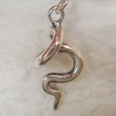 ヘビピアス【巳】　シルバーアクセサリー　へび　蛇　干支　十二支　動物　アニマル　ギフト対応　sv925 　揺れるピアス