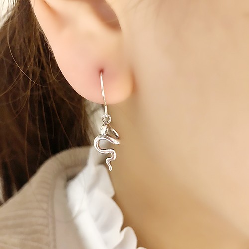 ヘビピアス【巳】　シルバーアクセサリー　へび　蛇　干支　十二支　動物　アニマル　ギフト対応　sv925 　揺れるピアス