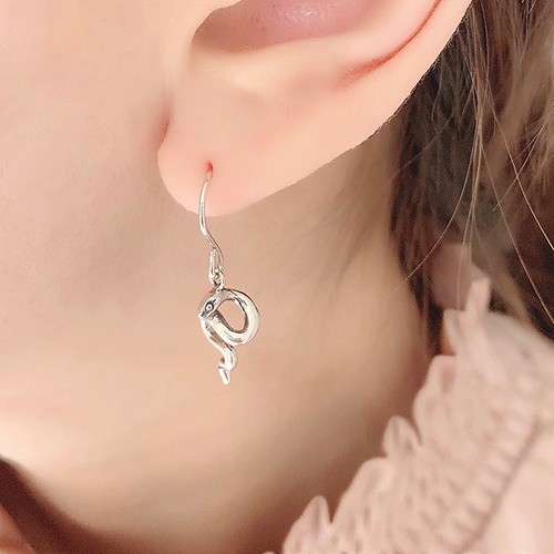 ヘビピアス【巳】　シルバーアクセサリー　へび　蛇　干支　十二支　動物　アニマル　ギフト対応　sv925 　揺れるピアス