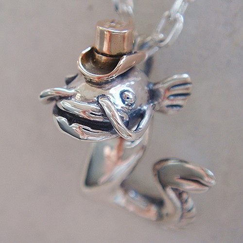 なまずの紳士ペンダント　シルバーアクセサリー×K18（ピンクゴールド）ナマズ　動物モチーフ　ギフト対応　アニマル