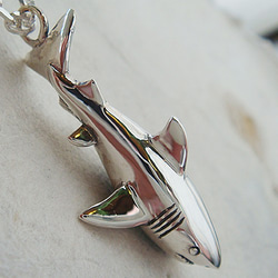 鮫ペンダント大 シルバーアクセサリー サメ 動物モチーフ ギフト対応