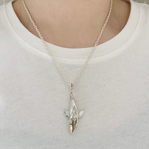 鮫ペンダント大 シルバーアクセサリー サメ 動物モチーフ ギフト