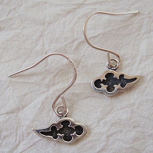 浮雲ピアス（フックタイプ）　シルバーアクセサリー　くも　天体　揺れるピアス　和柄　ギフト対応　SV925