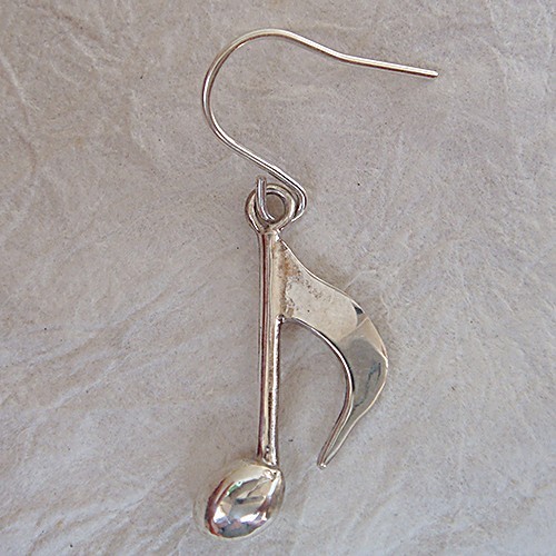 8分音符ピアス（片耳売り）　シルバーアクセサリー　音楽　楽譜　ギフト対応　SV925