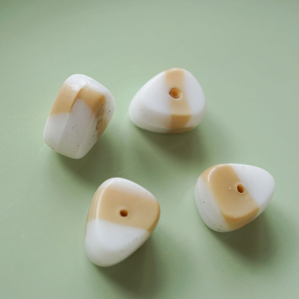 1970's Mini Triangle Beads -Beige- (4pcs) 4枚目の画像