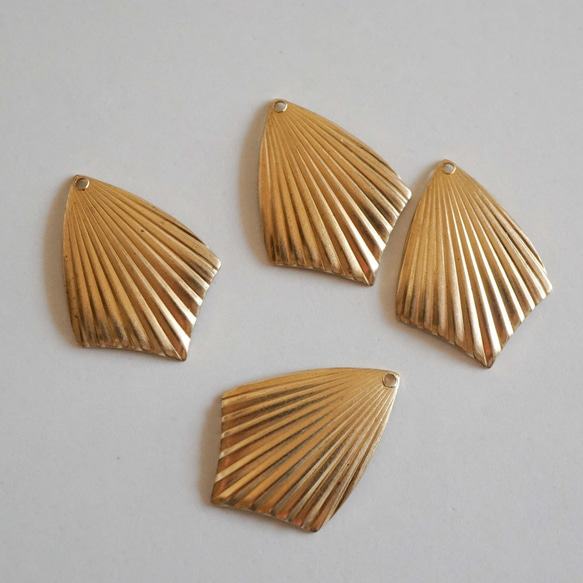 Ribbed Brass Charm (4pcs) 1枚目の画像