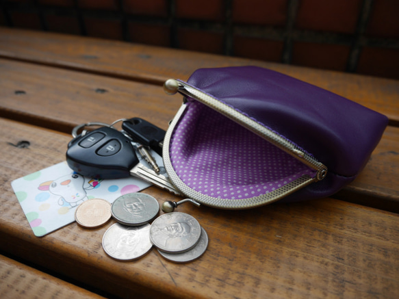 100%手工義大利羊皮口金零錢包(古銅色口金+紫羅蘭色羊皮+紫色水玉點點) 第2張的照片