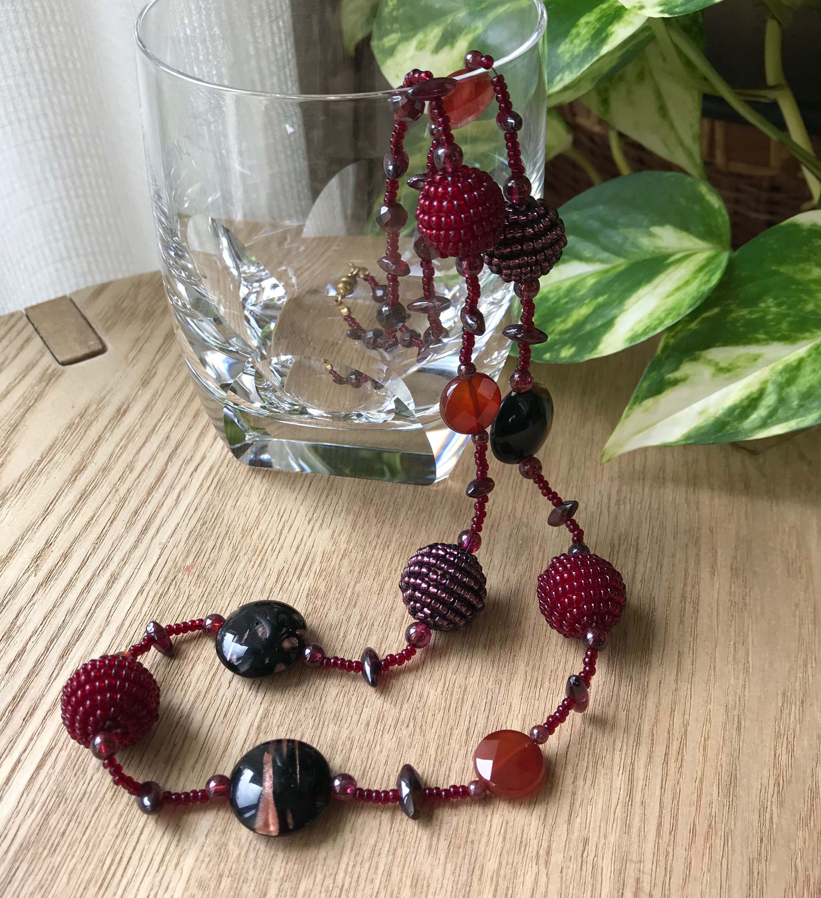 ネックレスマキマキビーズ深い赤ワイン色