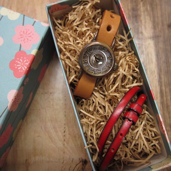 ボタンモチーフのフェイス時計 イタリアンレースと牛革の替えベルトセット MADE IN JAPAN 1枚目の画像