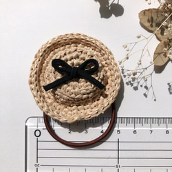 ミニチュアサイズの麦わら帽子ヘアゴム 2枚目の画像