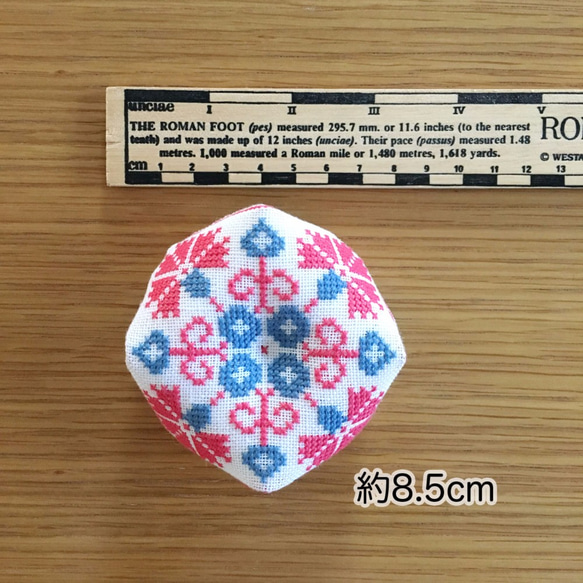 【ハンドメイド】クロスステッチのビスコーニュ型ピンクッション [ œillet ] 2枚目の画像