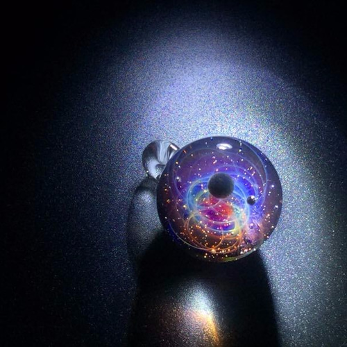 カラー宇宙モチーフボロシリケイトガラスペンダント黄金の粒