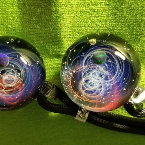 未使用 ボロシリケイトガラス　ヒューミング　ペンダント　満月と金星　宇宙 宇宙ガラスのペンダント No.001 – Galaxy Pendant with Hemp