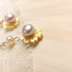 花心。天然淡水珍珠×貝殼雕刻花耳環。14Ｋ包金。 第3張的照片