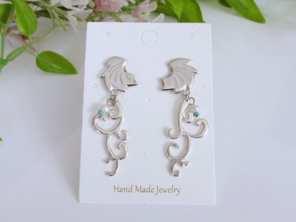 (67)唐草文様の揺れるシルバーピアス　淡水パール付き　ペア