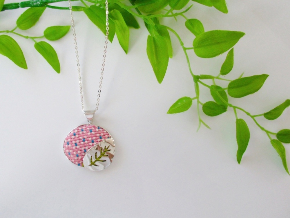 (R11)紫陽花の絽刺し、シルバーネックレス〜アルカリ性、赤色〜