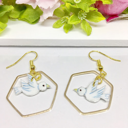 forest  bird  白い鳥    6角形ゴールド   ピアス/イヤリング 2枚目の画像