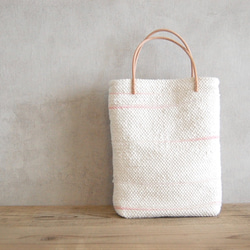 (染)裂き織りトートバッグ：白×ピンク：植物染め 2枚目の画像