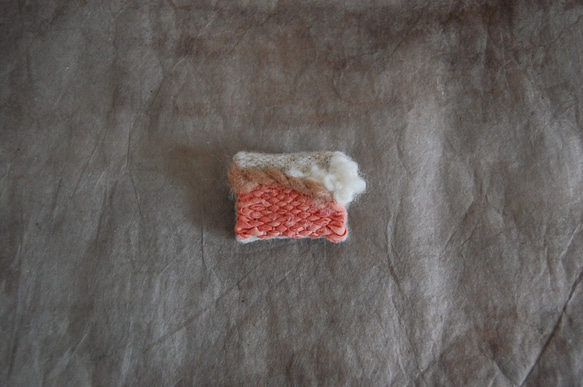 裂き織りブローチ：茜色 1枚目の画像