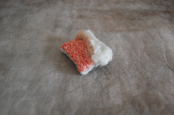 裂き織りブローチ：茜色 2枚目の画像