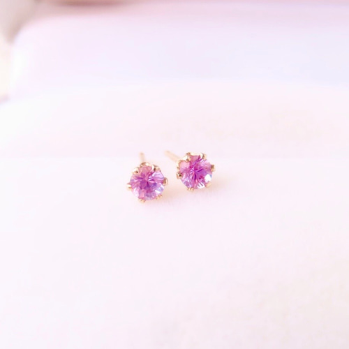 14kgf〉パープリッシュピンクサファイアのスタッドピアス ピアス 