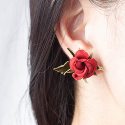 革のお花のイヤリング 青薔薇(あおバラ) イタリアンレザー使用 ピアス