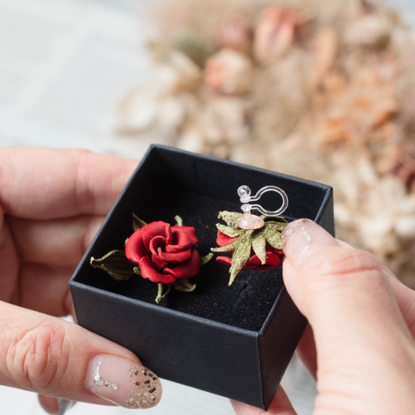 革のお花のイヤリング 赤薔薇(あかバラ) イタリアンレザー使用 ピアス変更可能 プレゼント ノンホールピアス 本革 3枚目の画像