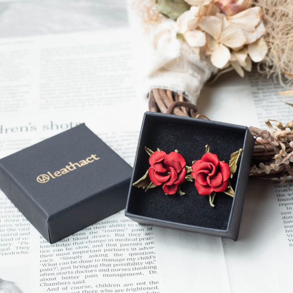 革のお花のイヤリング 赤薔薇(あかバラ) イタリアンレザー使用 ピアス変更可能 プレゼント ノンホールピアス 本革 5枚目の画像